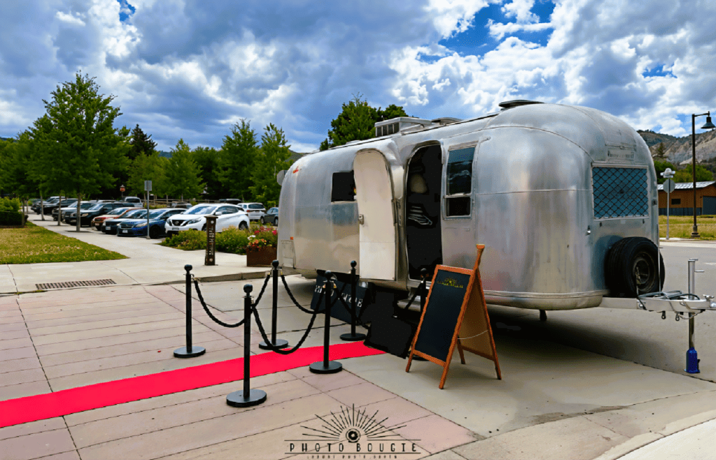 
Photo Bougie Airstream Set Up on the Street